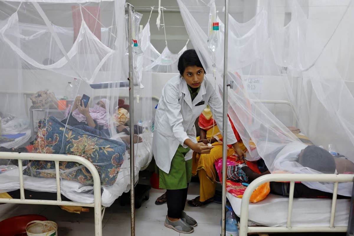 A nurse provides treatment to a dengue-infected patient at the Shaheed Suhrawardy Medical College and Hospital in Dhaka, Bangladesh, July 26, 2023. /Reuters