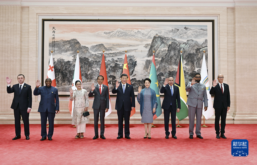 Chinese President Xi Jinping and his wife Peng Liyuan pose for a photo with guests during a welcoming banquet ahead of the opening ceremony of the 31st summer edition of the FISU World University Games in Chengdu, capital city of southwest China's Sichuan Province, July 28, 2023. /Xinhua