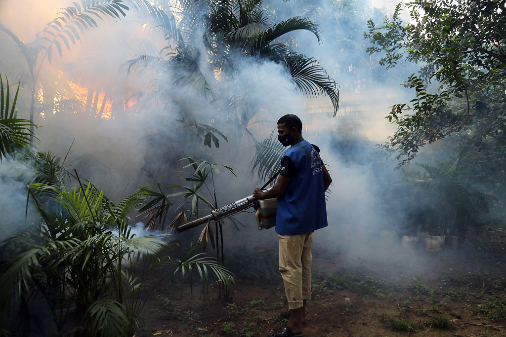 A worker fumigates against the dengue virus in Dhaka, Bangladesh, on Sunday, July 9, 2023. /CFP