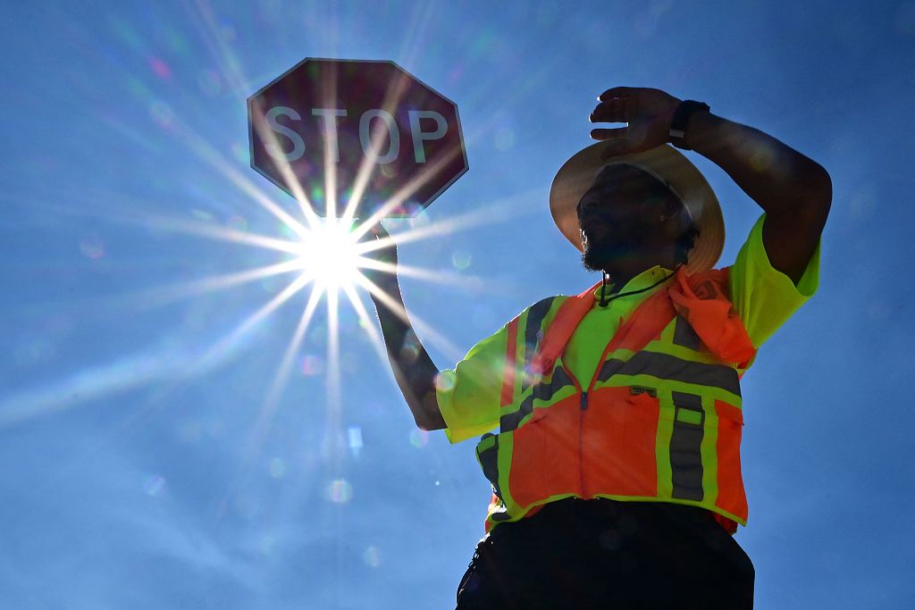 A traffic warden manages his street corner under the hot sun in Las Vegas, U.S., on July 12, 2023. /CFP