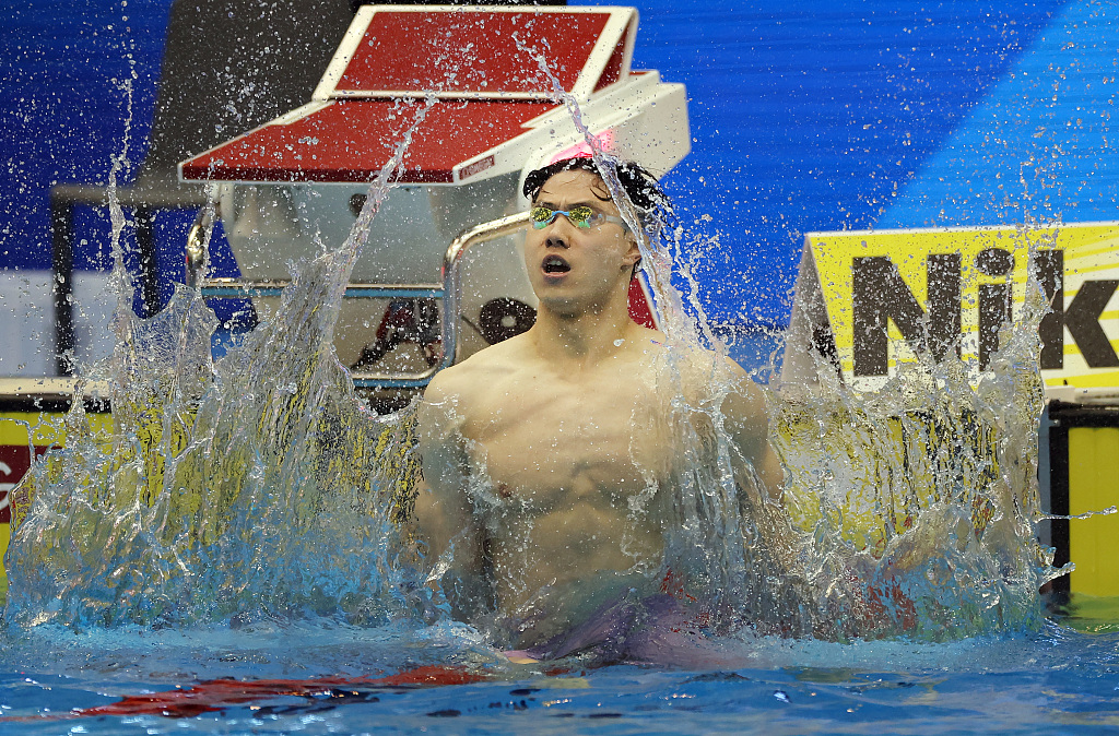 Qin Haiyang of China celebrates after winning the men's 200-meter breaststroke swimming gold medal at the World Aquatics Championships in Fukuoka, Japan, July 28, 2023. /CFP