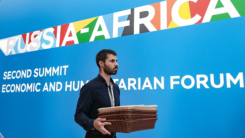 A man holding baskets is seen at the ExpoForum Congress and Exhibition Center, the venue of the second Economic and Humanitarian Forum Russia-Africa Summit, Saint Petersburg, July 26, 2023. /CFP