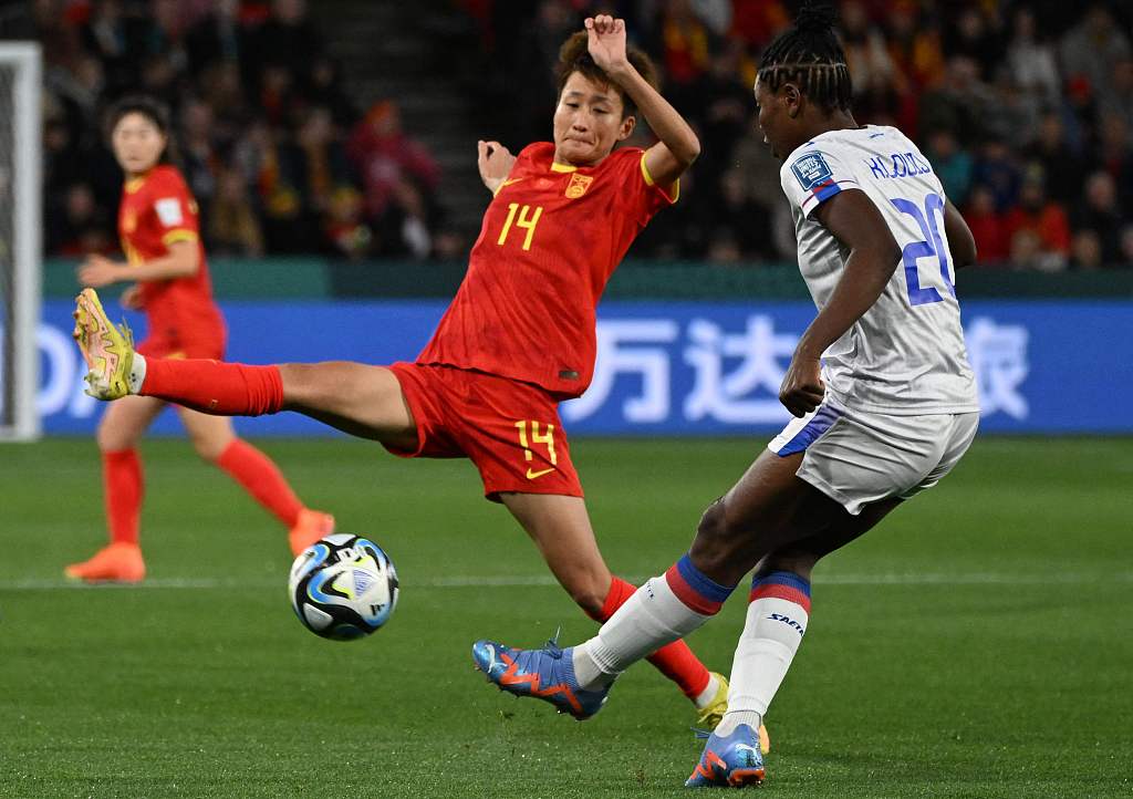 Lou Jiahui (#14) of China tries to block a pass by Haiti's player in the FIFA Women's World Cup group game at Hindmarsh Stadium in Hindmarsh, Australia, July 28, 2023. /CFP
