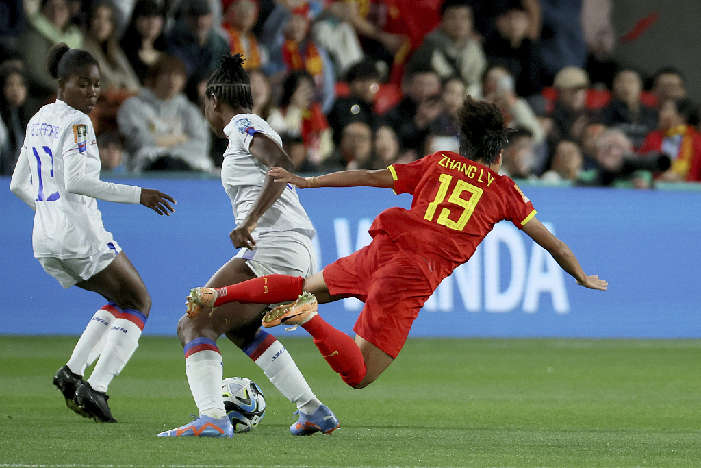 Zhang Linyan (#19) of China is tripped up by the defender of Haiti in the FIFA Women's World Cup group game at Hindmarsh Stadium in Hindmarsh, Australia, July 28, 2023. /CFP