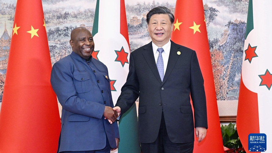 Chinese President Xi Jinping shakes hands with Burundian President Evariste Ndayishimiye in Chengdu, capital city of southwest China's Sichuan Province, July 28, 2023. /Xinhua