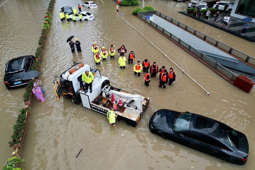 Rescue workers pull out a sunken vehicle in Fuzhou City, Fujian Province, July 29. /CFP