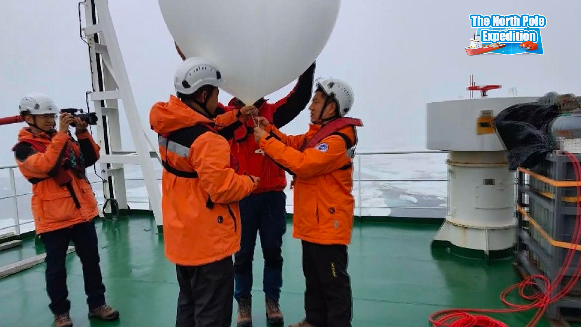 Members of the expedition team prepare to fly the weather balloon on July 29, 2023. /CCTV Plus