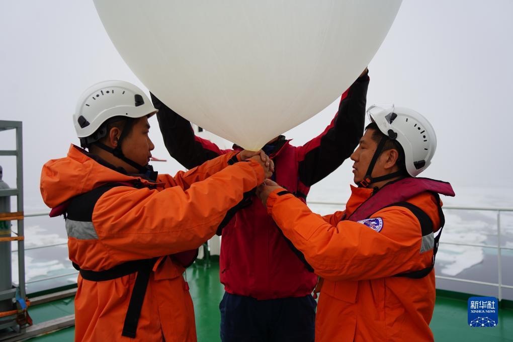 Scientists in the Atmospheric Environment Group fly a weather balloon on July 26, 2023. /Xinhua