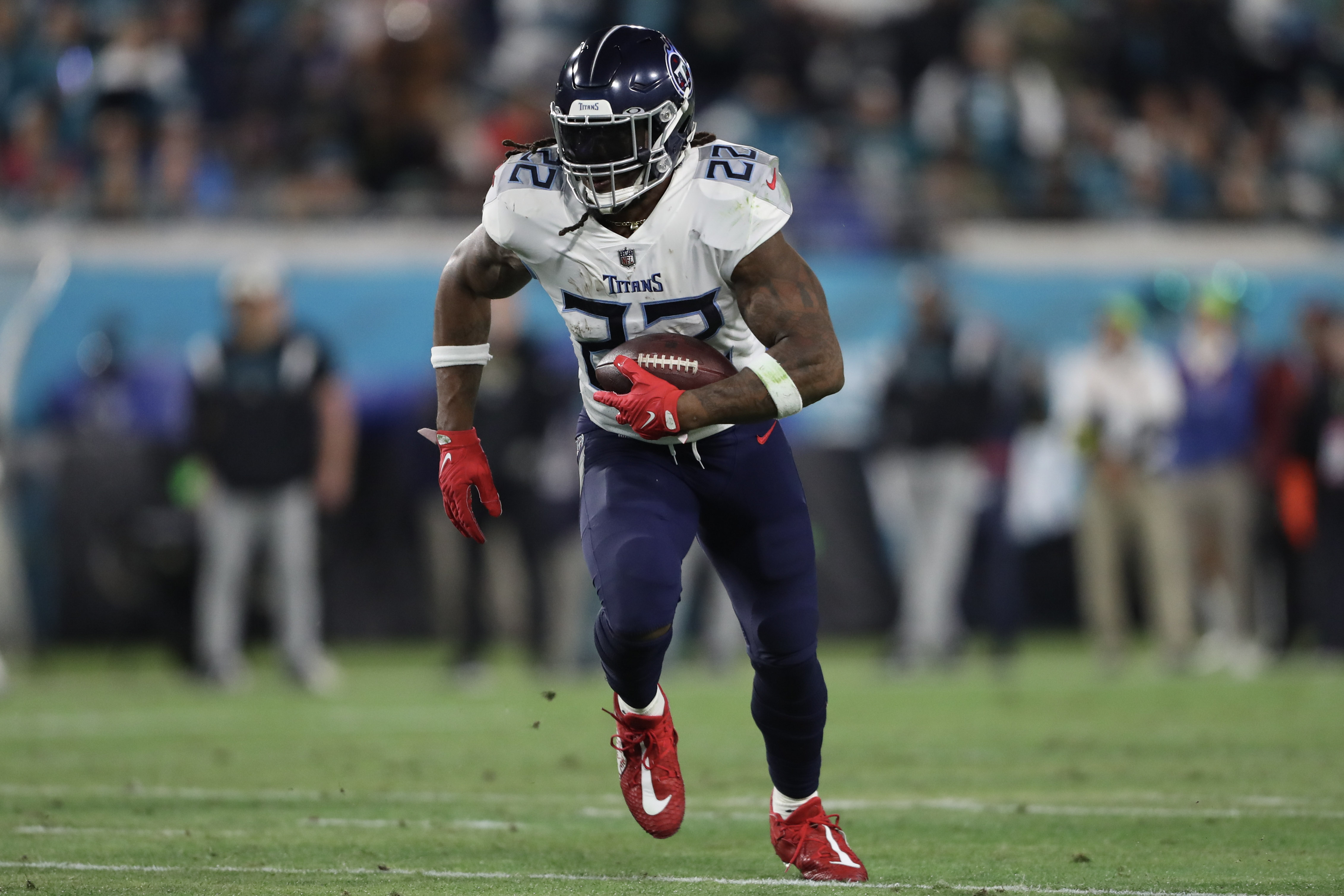 Running back Derrick Henry of the Tennessee Titans carries the ball in the game against the Jacksonville Jaguars at TIAA Bank Field in Jacksonville, Florida, January 7, 2023. /CFP 