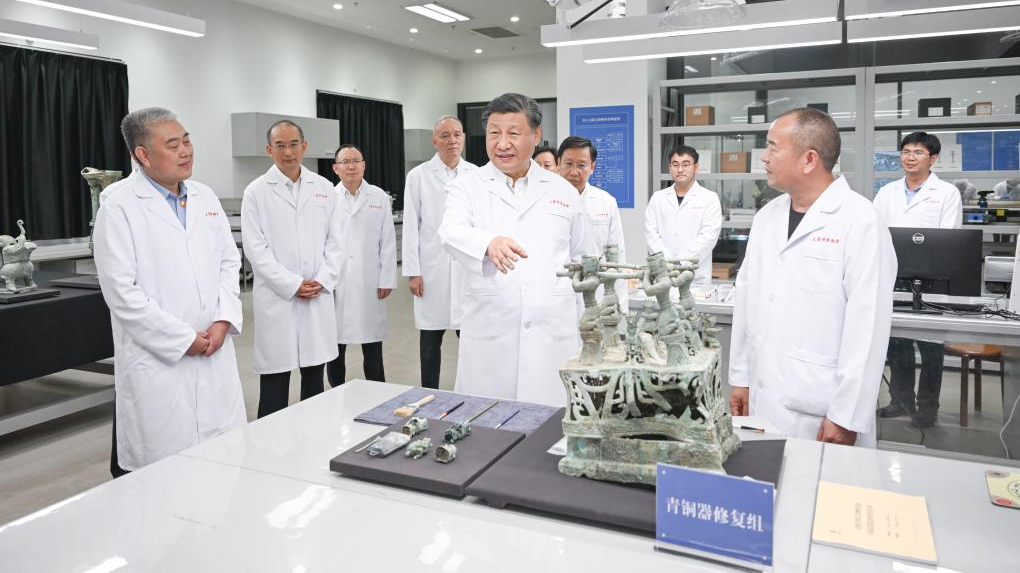 How does China advance the building of modern Chinese civilization?