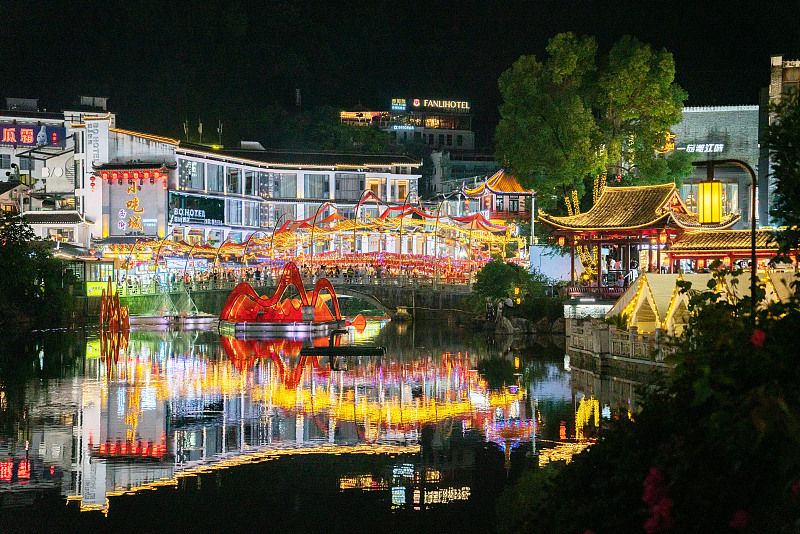 Colorful lights illuminate Yangshuo West Street in Yangshuo County, Guilin City, Guangxi Zhuang Autonomous Region. /CFP