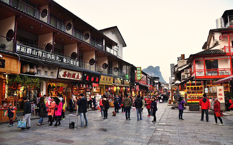 A view of a street corner on Yangshuo West Street in Yangshuo County, Guilin City, Guangxi Zhuang Autonomous Region. /CFP