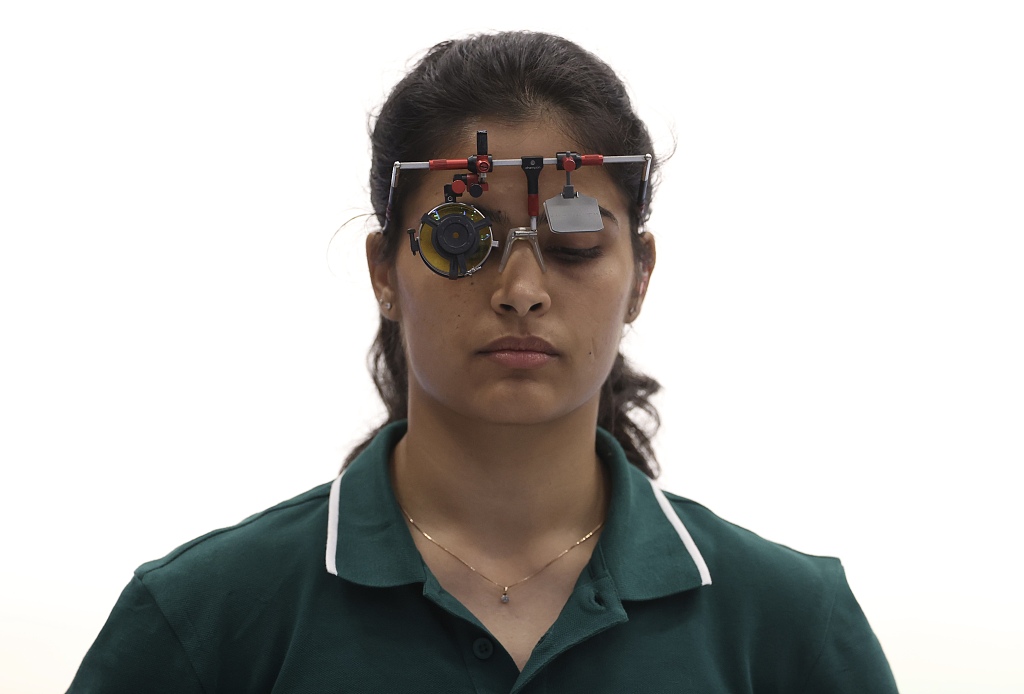 Manu Bhaker of India prepares for the 10m air pistol women's final at the World University Games in Chengdu, China, July 29, 2023. /CFP