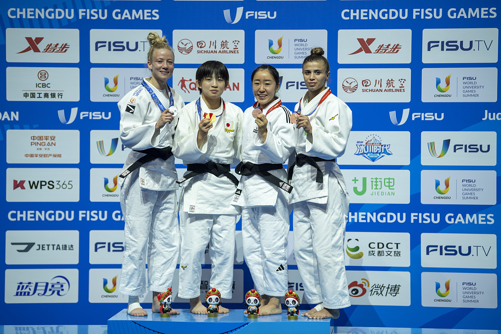 Hikari Yoshioka (2nd L) of Japan, gold medalist in the judo women's 48 kilogram final, celebrates with athletes on the podium at the World University Games in Chengdu, China, July 29, 2023. /CFP