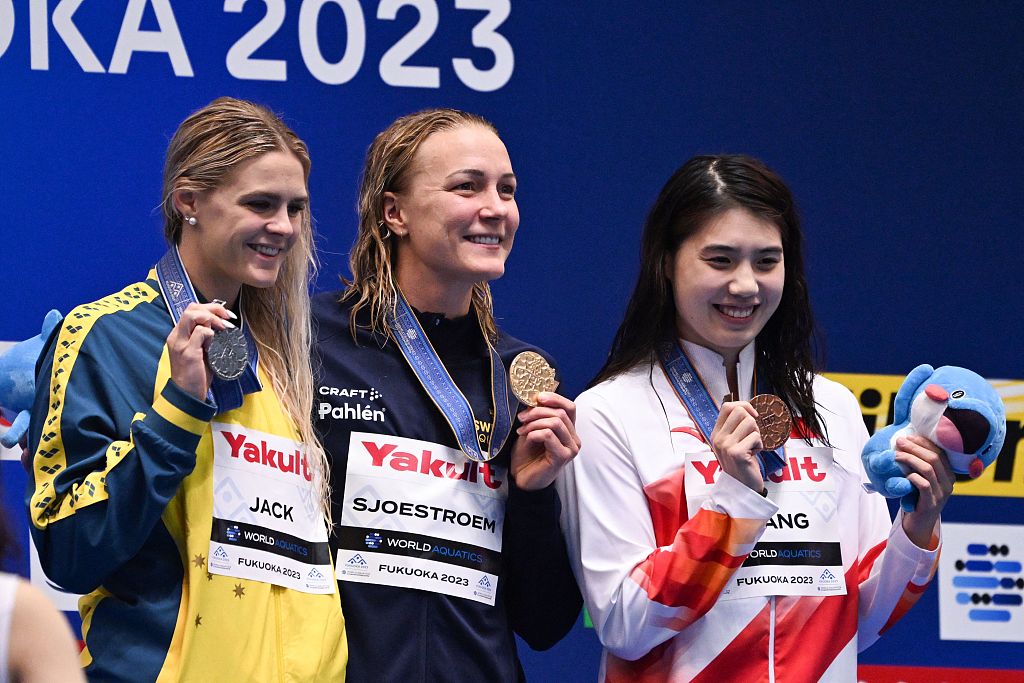 L-R:  Shayna Jack, Sarah Sjoestroem, and Zhang Yufei pose during the medal ceremony for the women's 50m freestyle at World Aquatics Championships in Fukuoka, Japan, July 30, 2023. /CFP