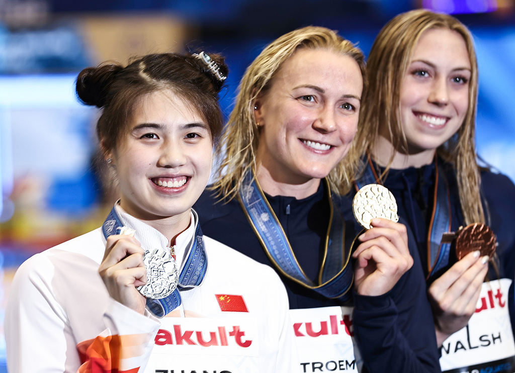 L-R: Zhang Yufei of China, Sarah Sjostrom of Sweden, and Gretchen Walsh of the U.S. hold their medals after the women's 50m butterfly final during the World Aquatics Championships in Fukuoka, Japan, July 29, 2023. /CFP