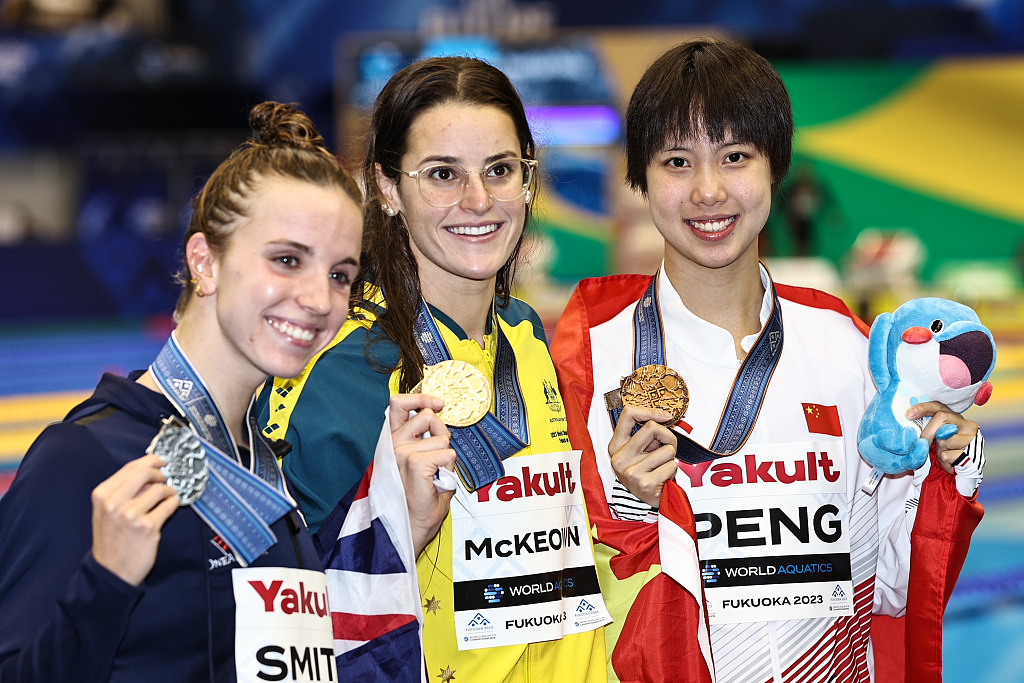 L-R: Regan Smith of the U.S., Kaylee McKeown of Australia and Peng Xuwei of China celebrate on the podium after the women's 200m backstroke final during the World Aquatics Championships in Fukuoka, Japan, July 29, 2023. /CFP
