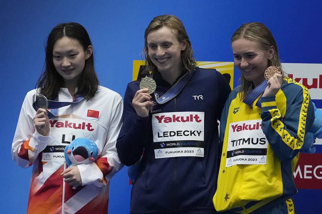 L-R: Ling Bingjie of China, Katie Ledecky of the United States, and Ariarne Titmus of Australia celebrate on the podium after their women's 800m freestyle final during the World Aquatics Championships in Fukuoka, Japan, July 29, 2023. /CFP