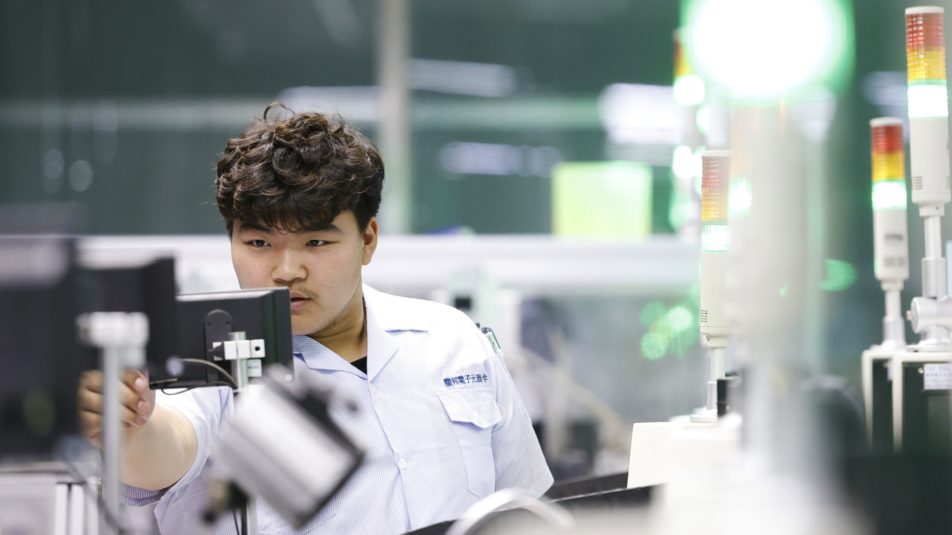 An employee works in the digital production workshop of Qingbang Electronic Components, Sihong Economic Development Zone, Suqian, east China's Jiangsu Province, July 26, 2023. /CFP