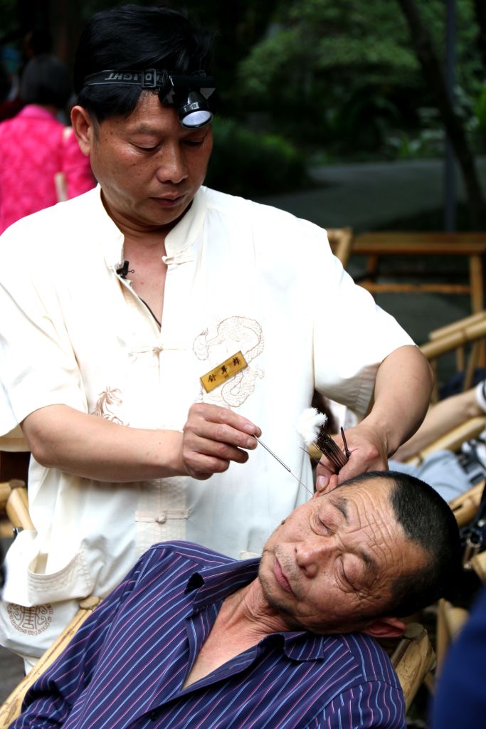 Chengdu boasts a peculiar ear-cleaning custom, which is believed to date back many centuries and is one of the popular pastimes for local residents who enjoy a laid-back lifestyle. This photo taken in May 2016 shows a man receiving an ear-cleaning service in Chengdu, Sichuan Province. /CFP