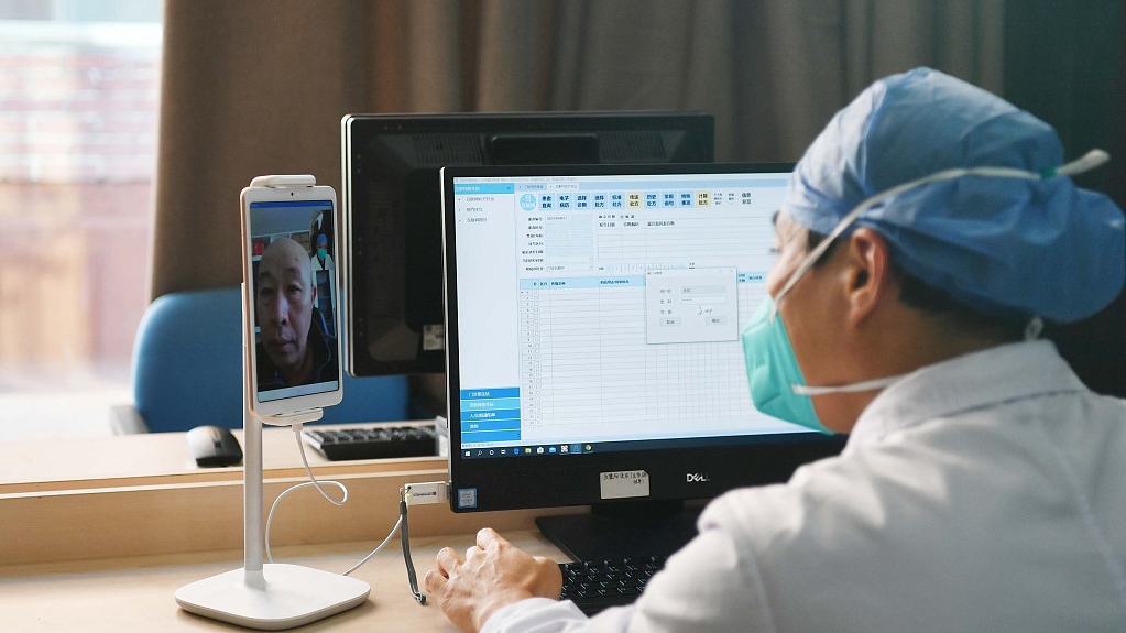 A doctor provides remote service to a patient, Beijing, December 27, 2022. /CFP
