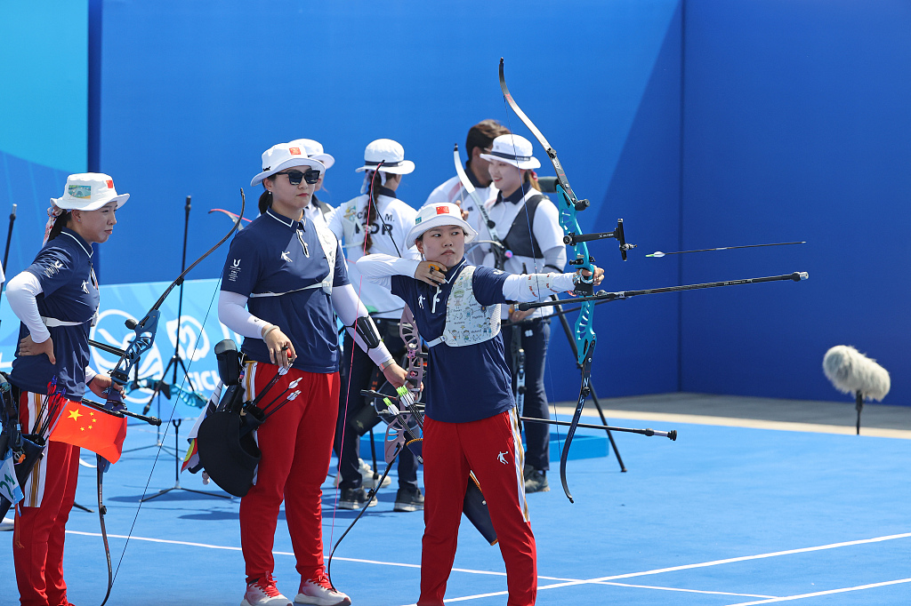 Wang Limin (C) of China competes in the archery recurve women's team final at the World University Games in Chengdu, China, July 30, 2023. /CFP