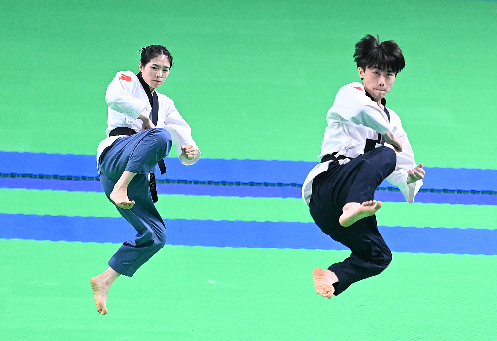 China's Liang Jie (L) and Liu Siyue compete during the taekwondo mixed pair poomsae final at the World University Games in Chengdu, China, July 30, 2023. /CFP