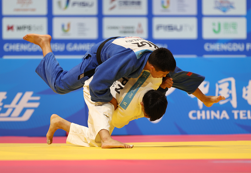 Athletes fight in the judo competition at the World University Games in Chengdu, China, July 30, 2023. /CFP