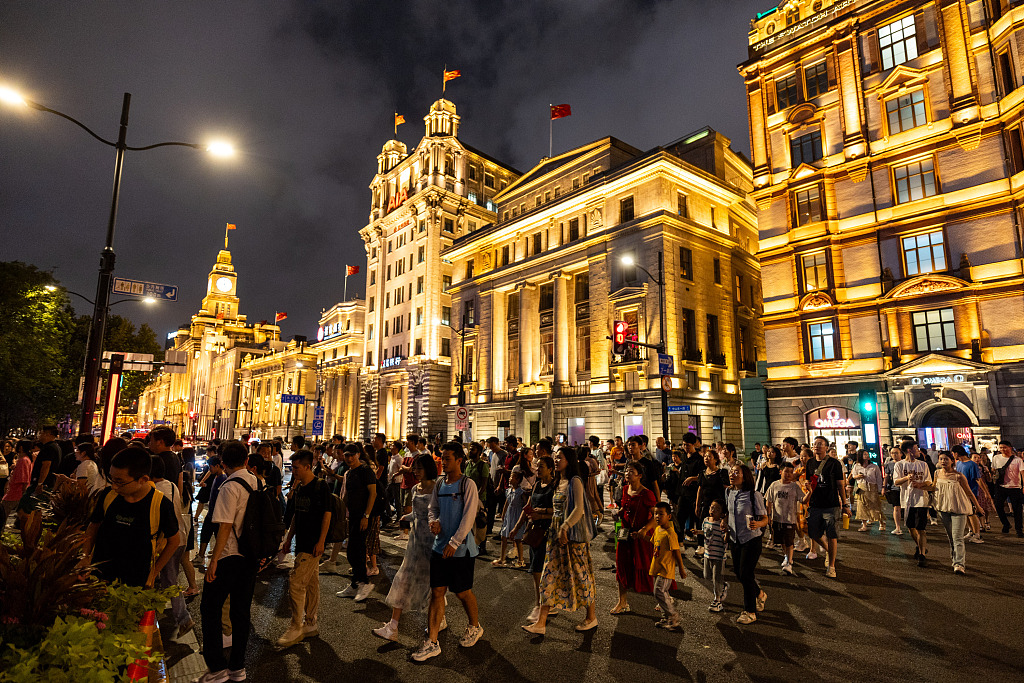 Crowds cross the Nanjing Road in Shanghai, east China, July 28, 2023. CFP