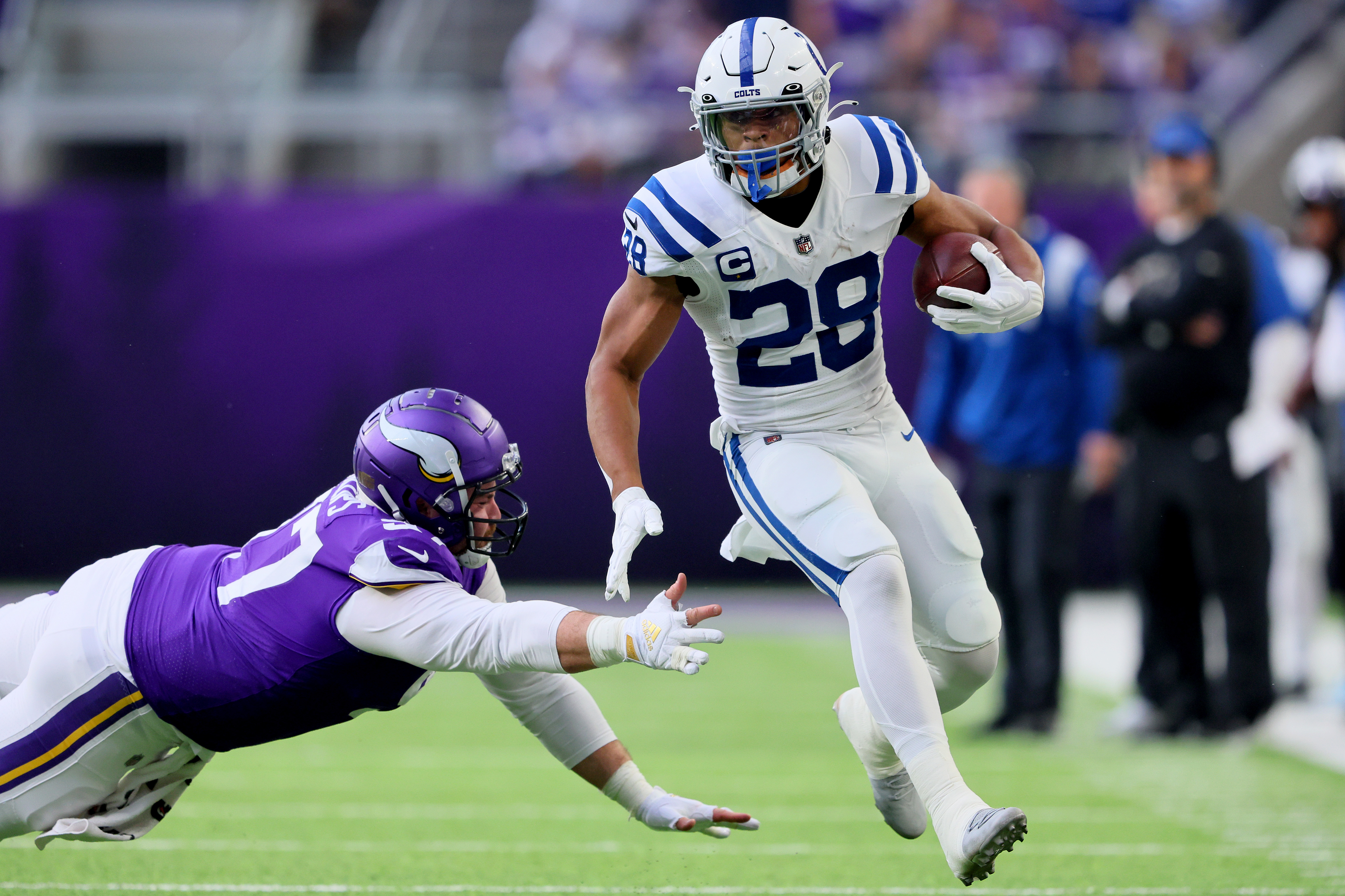 Running back Jonathan Taylor (#28) of the Indianapolis Colts rushes in the game against the Minnesota Vikings at U.S. Bank Stadium in Minneapolis, Minnesota, December 17, 2022. /CFP