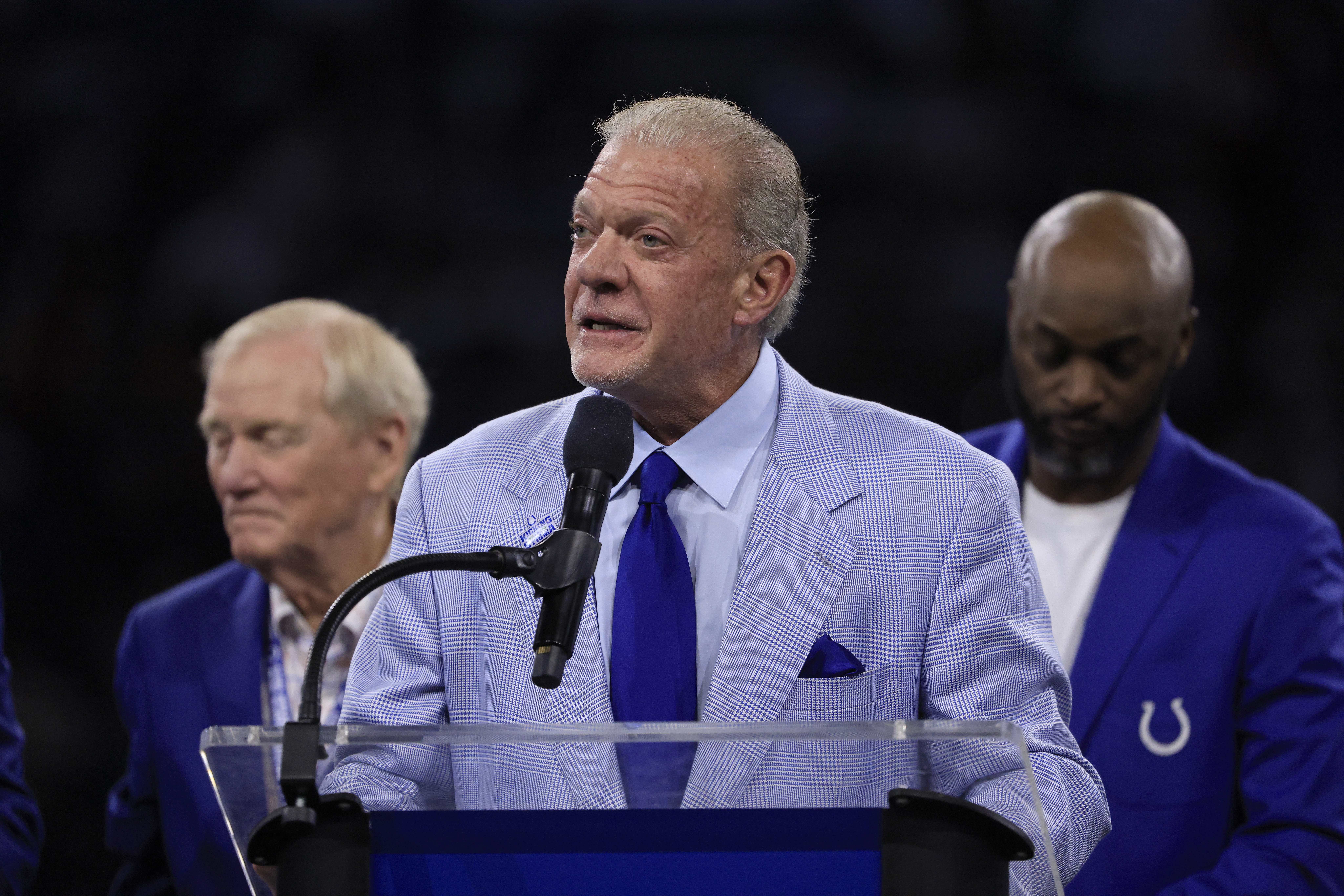 Jim Irsay (C), owner of the Indianapolis Colts, speaks at the Indianapolis Colts Ring of Honor ceremony for Tarik Glenn during halftime of the game against the Washington Commanders at Lucas Oil Stadium in Indianapolis, Indiana, October 30, 2022. /CFP 