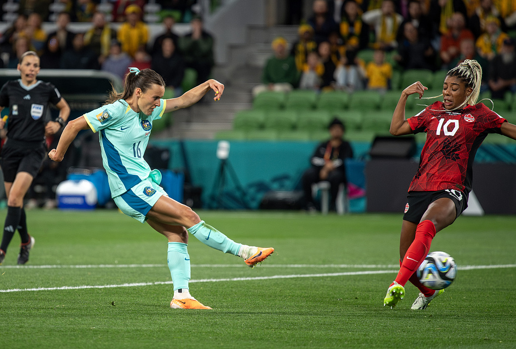Hayley Raso (L) of Australia shoots to score a goal in the group game against Canada in the FIFA Women's World Cup at Melbourne Rectangular Stadium in Melbourne, Australia, July 31, 2023. /CFP