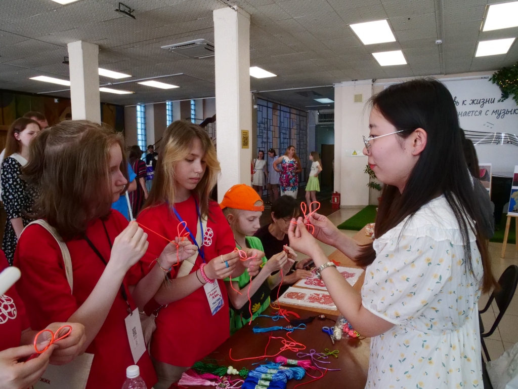 Students interact at a series of China-Russia university students exchange events in Amur region, Russia, June 18, 2023. /CFP