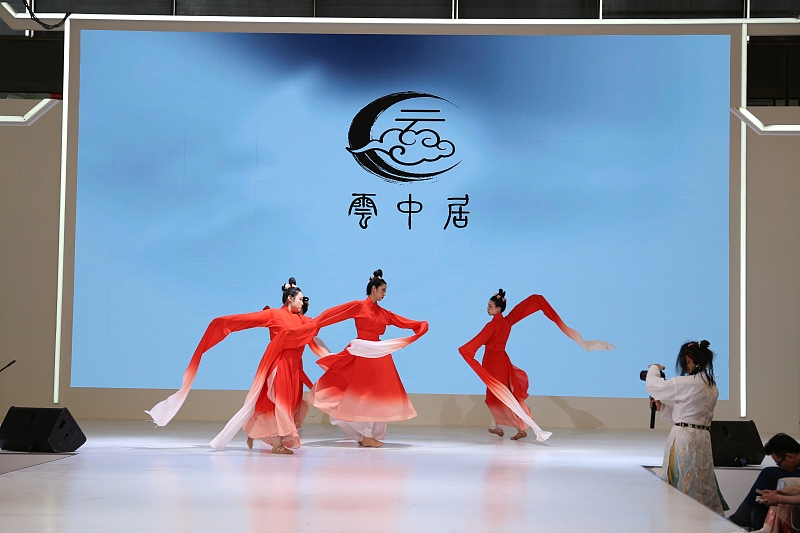 Models perform dances at a themed hanfu fashion show in Shanghai, July 30, 2023. /CFP