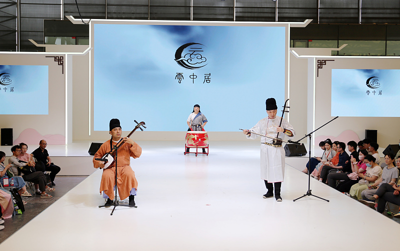 Performers play musical instruments at a themed hanfu fashion show in Shanghai, July 30, 2023. /CFP