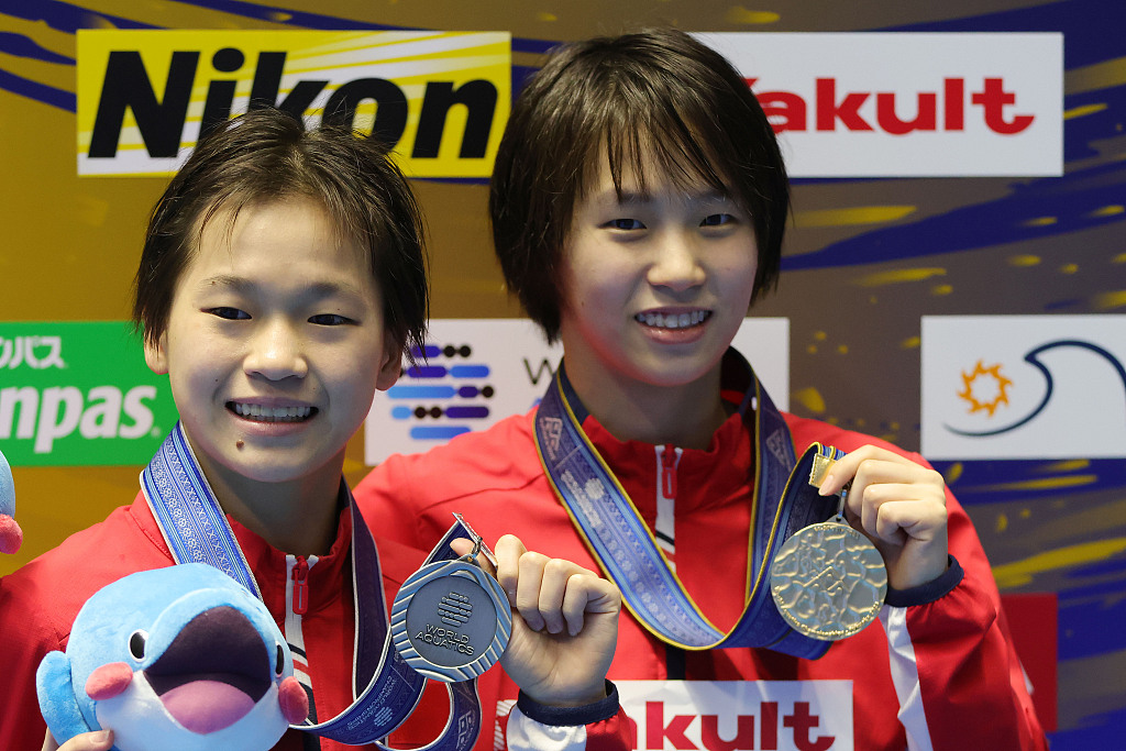 Quan Hongchan (L) and Chen Yuxi during the medal awarding ceremony for the women's synchronized 10m platform at the World Aquatics Championships in Fukuoka, Japan, July 19, 2023. /CFP