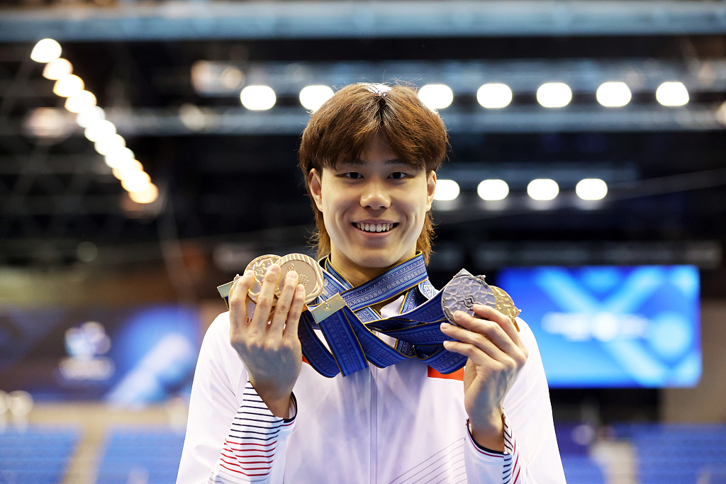 Qin Haiyang displays his medal haul at the World Aquatics Championships in Fukuoka, Japan, July 19, 2023. /CFP
