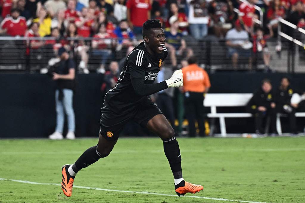 Goalkeeper Andre Onana of Manchester United yells at his teammates in the pre-season friendly against Borussia Dortmund at the Allegiant Stadium in Las Vegas, Nevada, July 30, 2023. /CFP