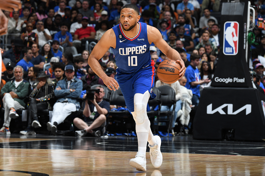 Eric Gordon of the Los Angeles Clippers dribbles in Game 3 of the NBA Western Conference first-round playoffs against the Phoenix Suns at Crypto.com Arena in Los Angeles, California, April 20, 2023. /CFP