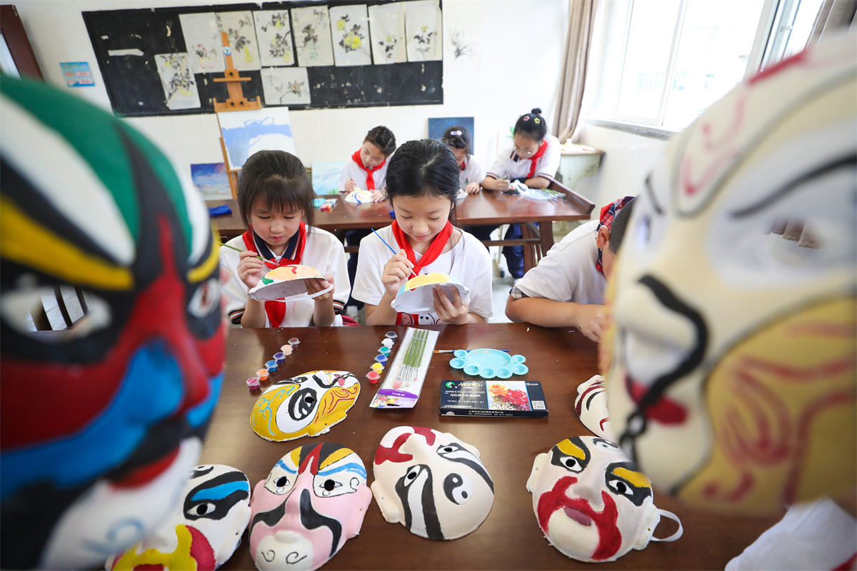 Students paint Peking Opera face masks to pass on intangible heritage