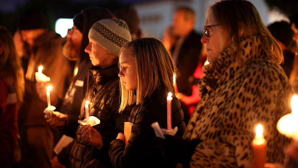 People attend a candlelight vigil for victims of the mass shooting in Half Moon Bay, California, United States, January 27, 2023. /CFP