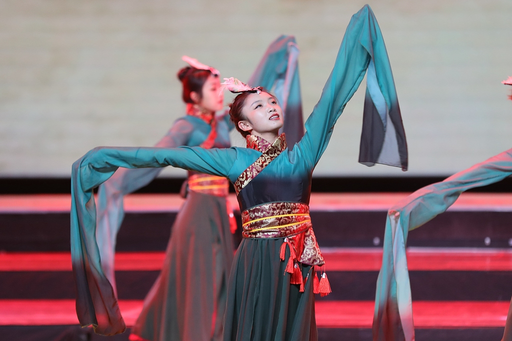 Students perform a classical Chinese dance during a cultural exchange activity between Canadian artists and young students at Yinchuan University of Science and Technology in Ningxia, northwest China, April 6, 2023. /CFP