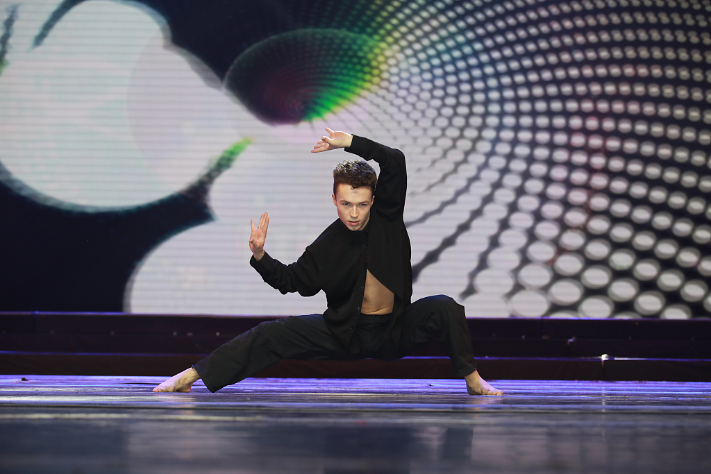 A student performs martial arts during a cultural exchange activity between Canadian artists and young students at Yinchuan University of Science and Technology in Ningxia, northwest China, April 6, 2023. /CFP