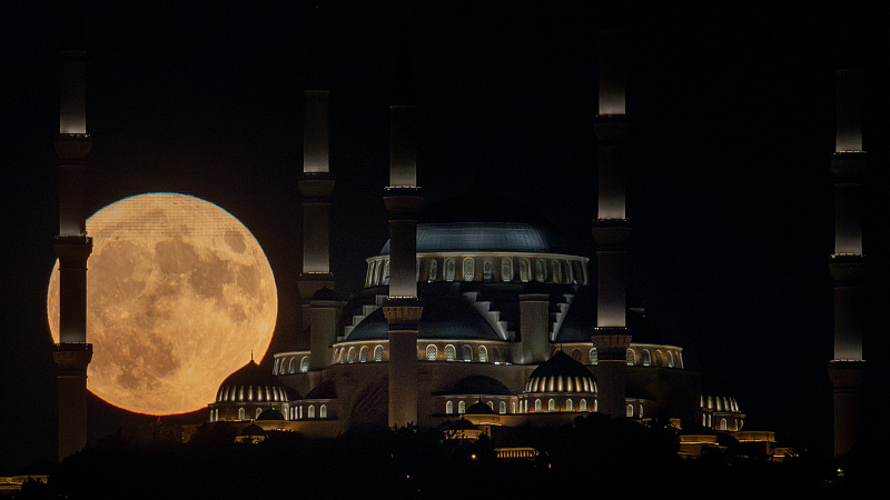 The supermoon rises behind Istanbul's Camlica Mosque in Istanbul, Türkiye, August 1, 2023. /CFP