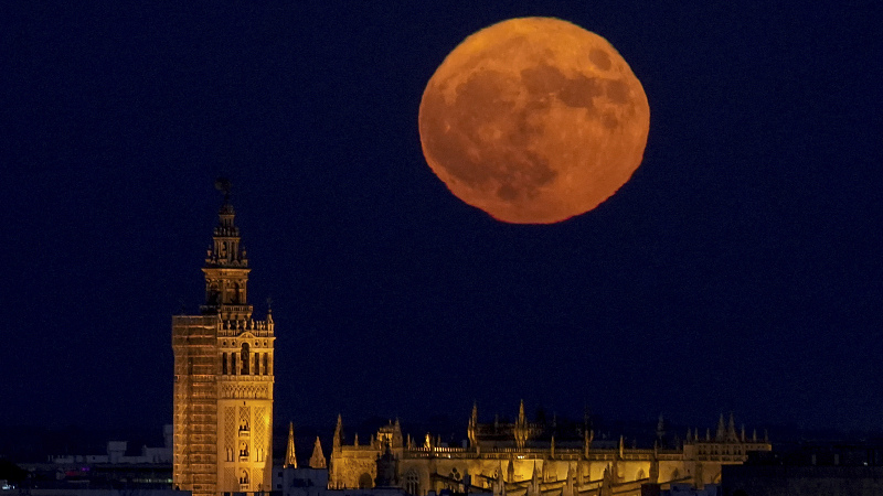 The supermoon rises behind the Seville Cathedral in Seville, Andalusia, Spain, August 1, 2023. /CFP