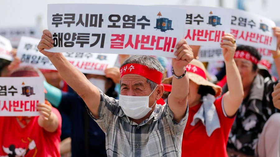 Fishermen attend a rally to protest against Japan's planned release of nuclear-contaminated wastewater into the ocean, Boseong County, South Korea, July 26, 2023. /Xinhua