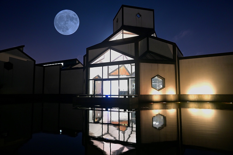 The supermoon illuminates the sky above the Suzhou Museum in Suzhou City, Jiangsu Province, August 1, 2023. /CFP