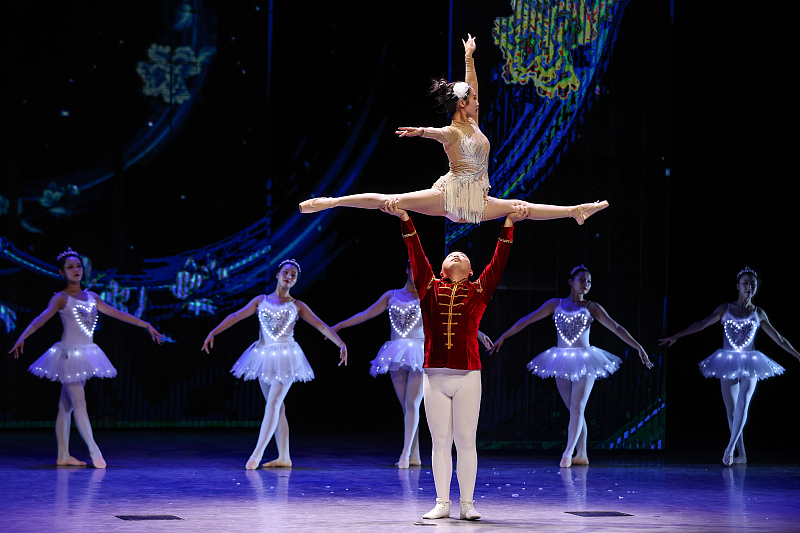 A ballet performance is staged during a show to celebrate the Chengdu 2021 Summer World University Games in Chengdu City, Sichuan Province, August 2, 2023. /CFP