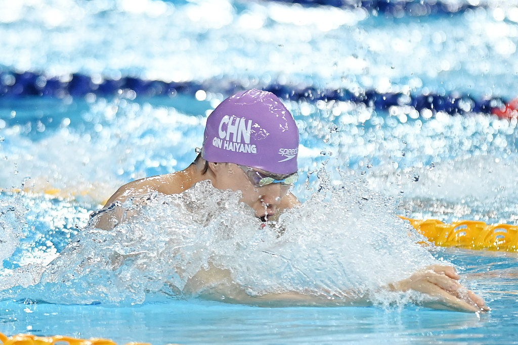 Qin Haiyang in action during the men's 100m breaststroke at the World University Games in Chengdu, Sichuan Province, China, August 2, 2023. /CFP