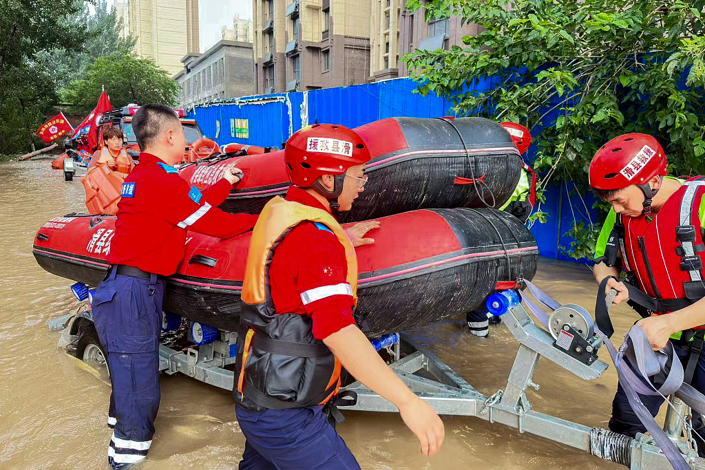 The Green Field Rescue team from Huaxian County rescues and transfers trapped people, Xiamantou Village of Zhuozhou City, north China's Hebei Province, August 2, 2023. /CFP